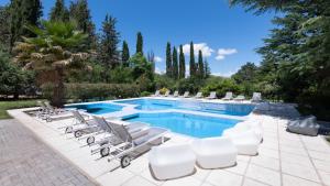 einen Pool mit Liegestühlen und einem Pool in der Unterkunft Calina Casa de Huéspedes in Villa General Belgrano