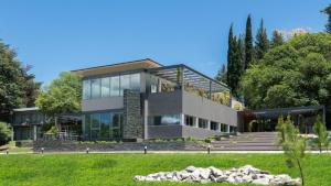 贝尔格拉诺将军镇Calina Casa de Huéspedes的一座现代房子,前面设有花园