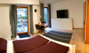 - une chambre avec un lit, une télévision et une table dans l'établissement Wohlfühl-Apartment Bad Kissingen II, à Bad Kissingen