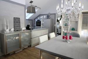 una cucina e una sala da pranzo con tavolo e sedie di Apartment mit Designerküche, Loggia Ludwigsburg nahe Stuttgart a Ludwigsburg