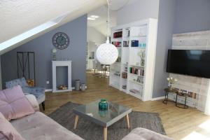Μια τηλεόραση ή/και κέντρο ψυχαγωγίας στο Apartment mit Designerküche, Loggia Ludwigsburg nahe Stuttgart