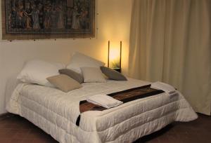 Кровать или кровати в номере Loft con giardino in zona Appia Antica