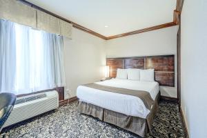 Postel nebo postele na pokoji v ubytování Woodbine Hotel & Suites