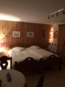 Postel nebo postele na pokoji v ubytování La Bergerie - chalet Alice