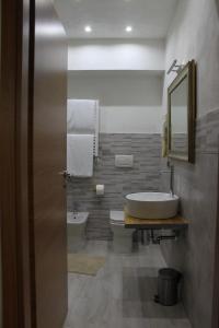 Ванная комната в Loft con giardino in zona Appia Antica +12 фотографий