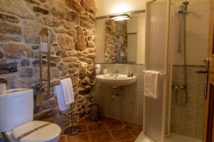uma casa de banho com um lavatório, um WC e um chuveiro em Casa Rural as Bentinas em Milladoiro