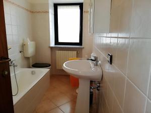 a bathroom with a sink and a toilet and a tub at B&B Pivi in Ponti Sul Mincio