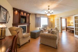 A seating area at Ramada by Wyndham Thunder Bay Airlane Hotel