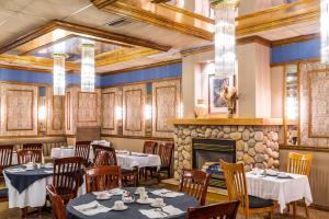 Restaurant o un lloc per menjar a Ramada by Wyndham Thunder Bay Airlane Hotel