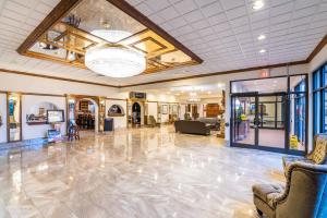 a large lobby with a large room with a large ceiling at Ramada by Wyndham Thunder Bay Airlane Hotel in Thunder Bay