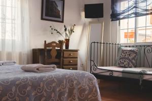 En eller flere senge i et værelse på Habitaciones Casa Rural El Sauce