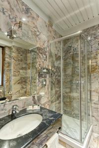 La salle de bains est pourvue d'un lavabo et d'une douche. dans l'établissement Agape Hotel AA Hotels, à Milan