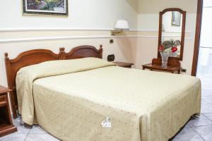 Un dormitorio con una cama con una manta amarilla. en Afrodite Boutique Hotel, en Bovalino Marina