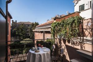 una mesa en el balcón de un edificio en Apartment Cà Brunilda-luxury penthouse with terrace en Venecia