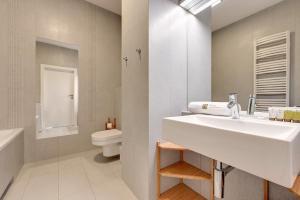 Kúpeľňa v ubytovaní Golden Bay by Nadmorski Dwór Apartments + 26 fotografií