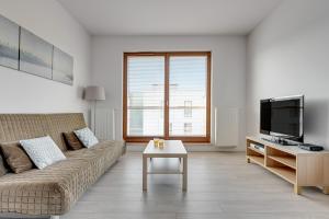 Televízia a/alebo spoločenská miestnosť v ubytovaní Golden Bay by Nadmorski Dwór Apartments