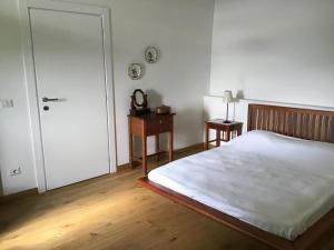 um quarto com uma cama, uma porta e uma mesa em Il Mandorlo em Borgo Val di Taro