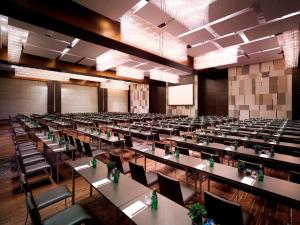 The business area and/or conference room at New World Makati Hotel, Manila