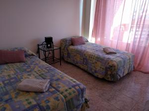 ログローニョにあるManzanera, junto Ayuntamiento y Riojaforumのベッドルーム1室(ベッド2台、窓付)
