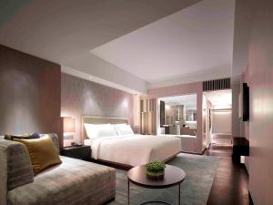 Postel nebo postele na pokoji v ubytování New World Makati Hotel, Manila