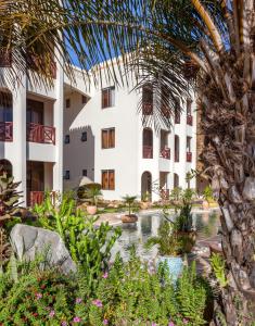 una vista exterior de un edificio con patio en Amani Luxury Apartments, en Diani Beach