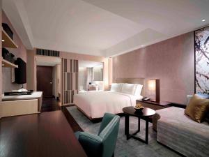 Postel nebo postele na pokoji v ubytování New World Makati Hotel, Manila