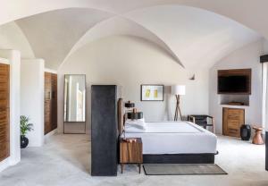Кровать или кровати в номере Thompson Zihuatanejo, A Beach Resort, by Hyatt