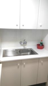 blat kuchenny ze zlewem i białymi szafkami w obiekcie Moderno apartamento Torremolinos centro w mieście Torremolinos +6 zdjęć