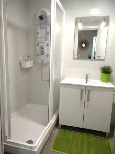 biała łazienka z prysznicem i umywalką w obiekcie Moderno apartamento Torremolinos centro w mieście Torremolinos