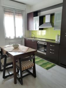 A kitchen or kitchenette at Bikes and Flowers