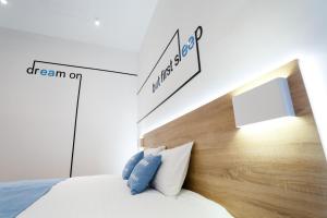 Postel nebo postele na pokoji v ubytování Discovery Hotel