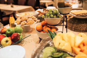 uma mesa com vários tipos diferentes de alimentos em Hotel Mitra, Story Hotels em Ptuj