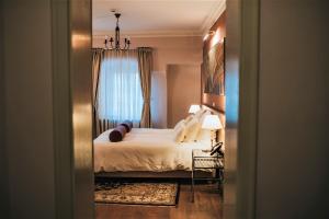 Llit o llits en una habitació de Hotel Mitra, Story Hotels