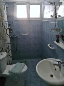 ネオス・マルマラスにあるKaty's House Centerのトイレと洗面台付きのバスルーム +33枚の写真