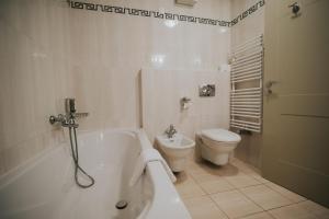 Ett badrum på Hotel Mitra, Story Hotels