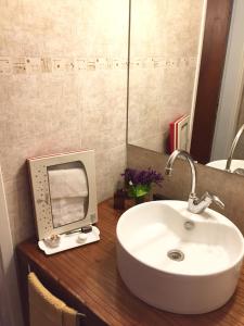 baño con lavabo y espejo en la encimera en Habitación Caléndulas- Hospedaje Lo De Juan Y Mabel en Tandil