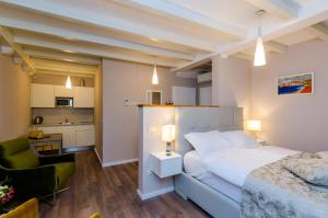 1 dormitorio con 1 cama y 1 silla y cocina en Villa Flores Studio Apartment en Dubrovnik