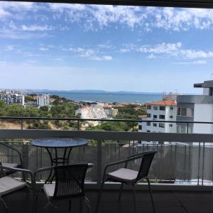 Un balcon sau o terasă la Superb view over Cascais and the Ocean, with wonderful balcony