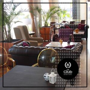 una tienda con sofás y mesas en una habitación en leclub resort hotel en Encarnación