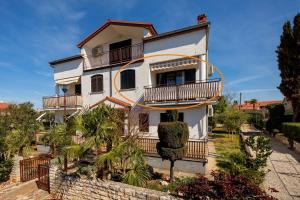 a white house with an orange circle on it at Apartment KIKA in Poreč