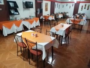 uma fila de mesas e cadeiras num quarto em Hotel Alexander em Mendoza