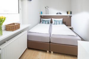 1 dormitorio con 1 cama en una habitación en Fewo Ada, en Norderney