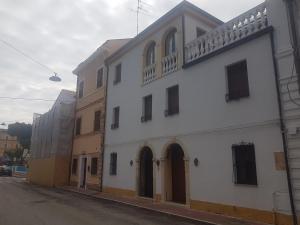 a white building on the side of a street at La Casa Blanca in Grottammare