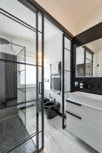 Ванная комната в A World Aparts - 12 Viviani