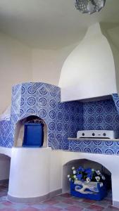 - une cuisine équipée de jouets avec un mur bleu et blanc dans l'établissement The Twins rooms in Marettimo 1, à Marettimo