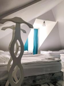 Een bed of bedden in een kamer bij Check Point Hotel