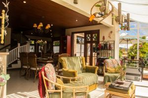 a living room with chairs and a table at Pousada Toca dos Tucanos in Campos do Jordão