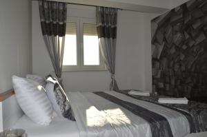 een slaapkamer met een groot bed en een raam bij Apartament M & E in Vodice