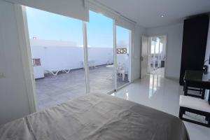 Posteľ alebo postele v izbe v ubytovaní DARUMA APARTMENTS 3-Bedroom Penthouse with Sea Views
