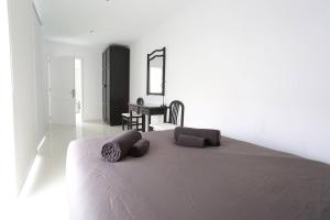 Posteľ alebo postele v izbe v ubytovaní DARUMA APARTMENTS 3-Bedroom Penthouse with Sea Views